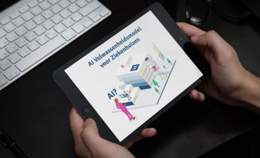 Zorgprofessional bekijkt een AI-toepassing op een tablet in het ziekenhuis